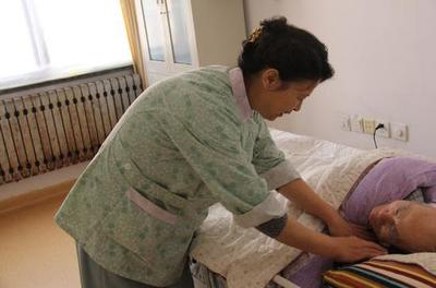 保姆隐瞒年龄与病史致老人骨折，雇主质疑“碰瓷”引发家政安全信任危机